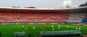 Pixel in Pjöngjang: Dieses Foto vom Duell zwischen Nordkorea (rot) und Südkorea (weiß) im Kim-Il-Sung-Stadion stellte der koreanische Fußballverband zur Verfügung.