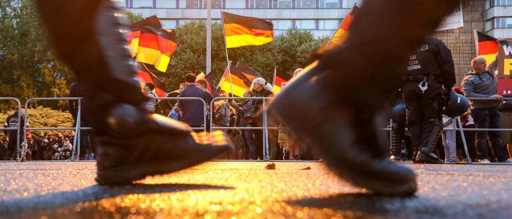 An die Hotline sollen sich Angehörige, Freunde, Bekannte oder Lehrer wenden können, wenn sich in ihrem Umfeld jemand womöglich radikalisiert.