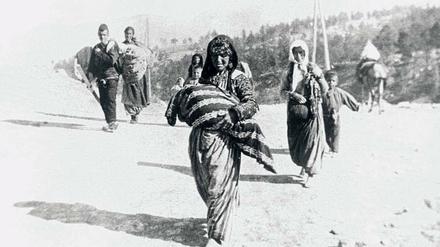 Armenische Frauen und Kinder um 1915 auf der Flucht vor der Verfolgung durch das osmanische Militär.