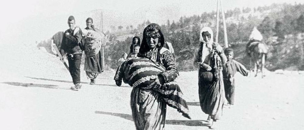 Armenische Frauen und Kinder um 1915 auf der Flucht vor der Verfolgung durch das osmanische Militär.