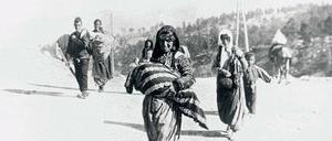 Armenische Frauen und Kinder um 1915 auf der Flucht vor der Verfolgung durch das osmanische Militär.