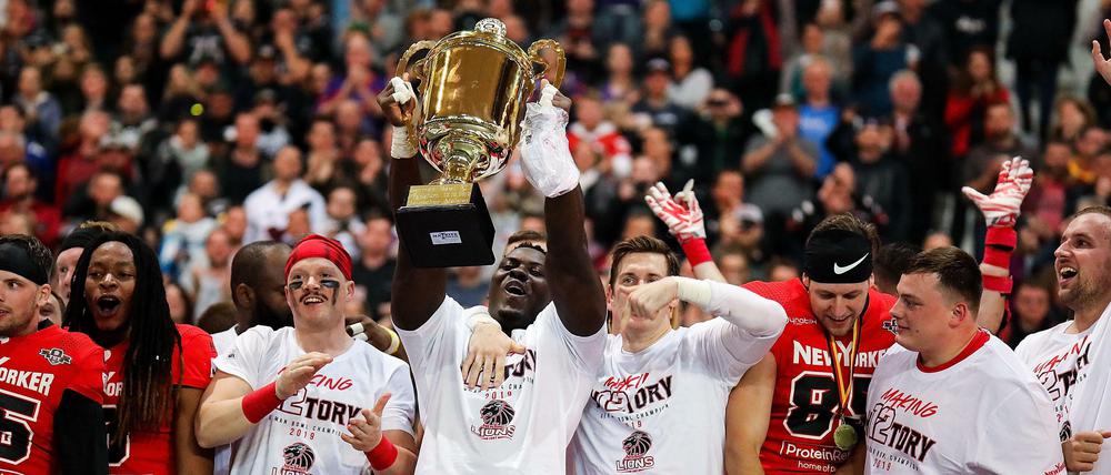 Da ist das Ding: Die Braunschweig Lions dürfen nach ihrem Sieg im German Bowl die Trophäe stemmen.