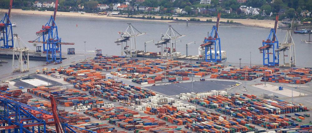 Container werden auf dem Terminal Burchardkai im Hamburger Hafen umgeschlagen.