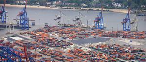 Container werden auf dem Terminal Burchardkai im Hamburger Hafen umgeschlagen. 