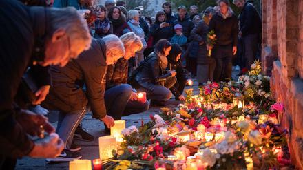 Ritual und Gemeinschaft. Trauernde legen an der Synagoge in Halle Blumen für die Opfer nieder. Zwei Menschen wurden erschossen.