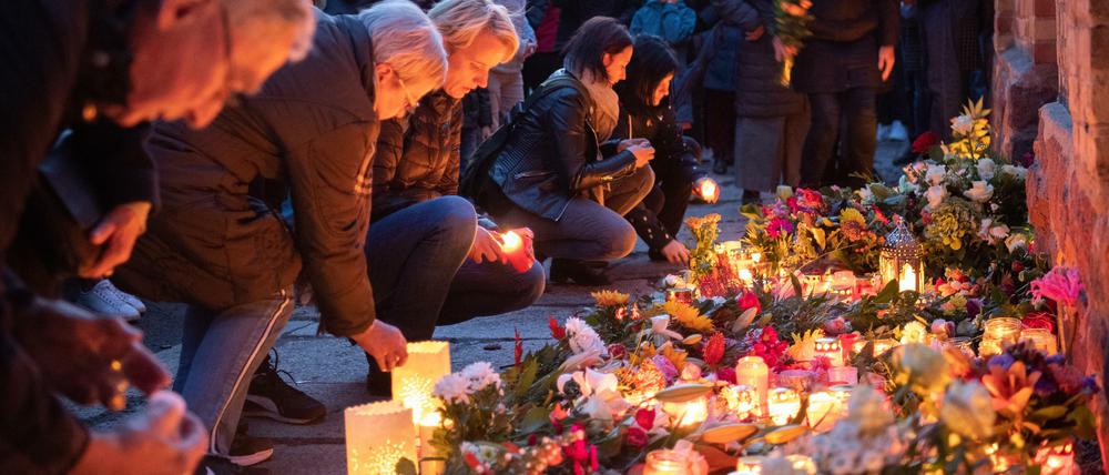 Ritual und Gemeinschaft. Trauernde legen an der Synagoge in Halle Blumen für die Opfer nieder. Zwei Menschen wurden erschossen.