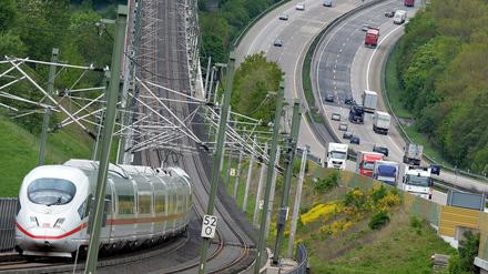 Ein ICE der Deutschen Bahn fährt auf der Hochgeschwindigkeitsstrecke zwischen Köln und Frankfurt am Main neben der Autobahn A3 über die Hallerbachtalbrücke. 