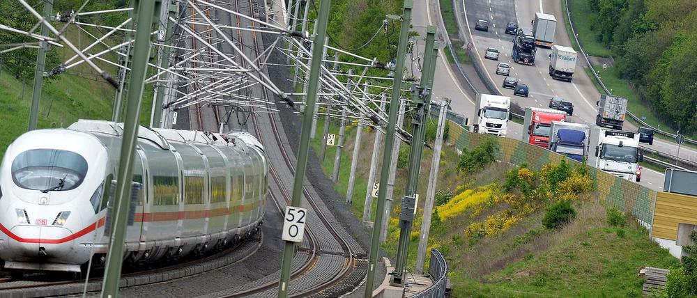 Ein ICE der Deutschen Bahn fährt auf der Hochgeschwindigkeitsstrecke zwischen Köln und Frankfurt am Main neben der Autobahn A3 über die Hallerbachtalbrücke.