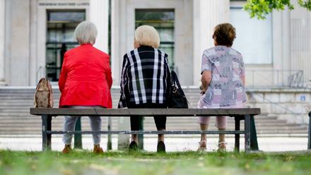 Arbeitslosigkeit und Bildung beeinflussen das Sterberisiko bei Frauen ähnlich stark wie bei Männern. 