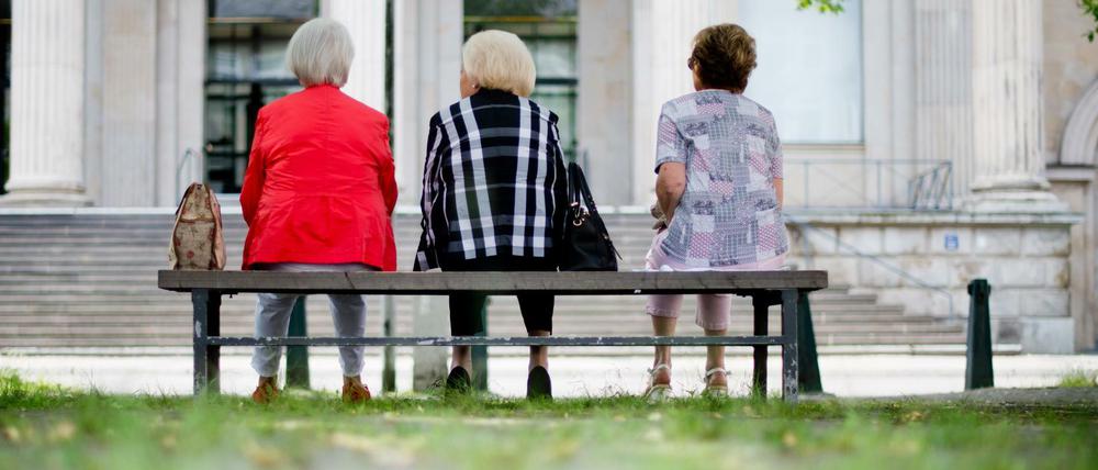 Arbeitslosigkeit und Bildung beeinflussen das Sterberisiko bei Frauen ähnlich stark wie bei Männern.