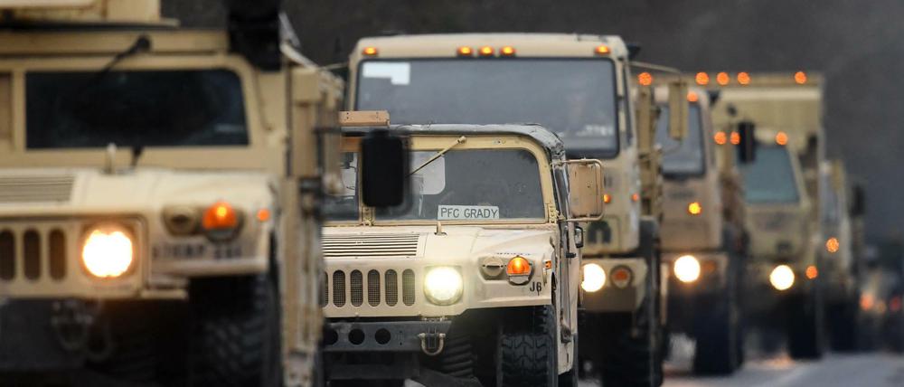 US-Militärfahrzeuge fahren in Brandenburg auf der Straße eines Truppenübungsplatzes.