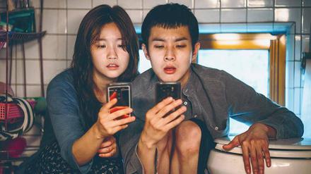 Um das Internet der Nachbarn anzuzapfen kriechen Ki-jung (Park So Dam) und ihr Bruder Ki-woo (Choi Woo Shik) in die entlegensten Ecken ihrer Behausung..