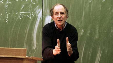 Wolf-Dieter Narr im Jahr 2005 bei einem Vortrag in Berlin.