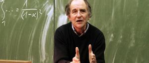 Wolf-Dieter Narr im Jahr 2005 bei einem Vortrag in Berlin.