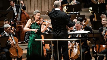 Geigerin Janine Jansen musiziert mit den Berliner Philharmonikern. 