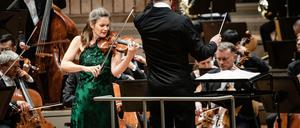 Geigerin Janine Jansen musiziert mit den Berliner Philharmonikern. 