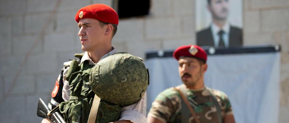 Ein russischer und syrischer Militärpolizist stehen Wache in der Stadt Chan Schaichun (Symbolbild).
