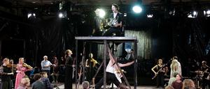 Immer in Bewegung: Beim Stegreif-Orchester singen die Musiker, spielen ohne Noten und ohne Dirigent. Ausstattung: Pia Dederichs, Marina Stefan.