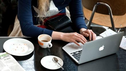 Eine junge Frau sitzt vor ihrem Computer. Bisher konnte sie Online auch Recht einklagen - damit könnte es bald vorbei sein. 