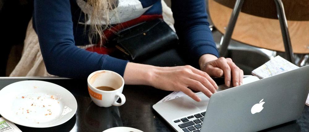 Eine junge Frau sitzt vor ihrem Computer. Bisher konnte sie Online auch Recht einklagen - damit könnte es bald vorbei sein.