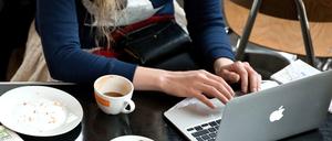 Eine junge Frau sitzt vor ihrem Computer. Bisher konnte sie Online auch Recht einklagen - damit könnte es bald vorbei sein. 