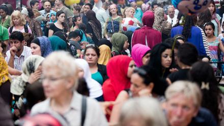 Zahlreiche Besucher kommen beim Ramadanfest auf der Karl-Marx-Straße in Berlin-Neukölln. 