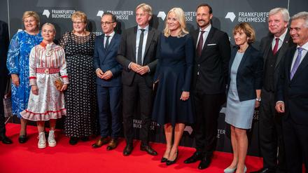 Gruppenbild mit Kronprinzessin: Zur Messe-Eröffnung versammelten sich Norwegens Ministerpräsidentin Erna Solberg (l-r), die Sängerin Elle Márjá Eira, Kulturministerin Trine Skei Grand, Bundesaußenminister Heiko Maas, Buchmessen-Chef Juergen Boos, Kronprinzessin Mette-Marit mit Hakan von Norwegen, Hessens Ministerpräsident Volker Bouffier und Ehefrau Ursula Bouffier sowie Frankfurts Oberbürgermeister Peter Feldmann. 