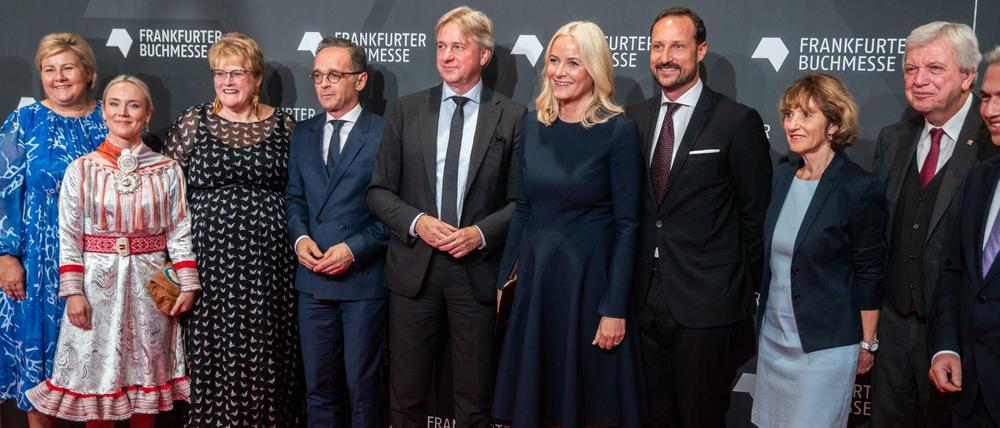 Gruppenbild mit Kronprinzessin: Zur Messe-Eröffnung versammelten sich Norwegens Ministerpräsidentin Erna Solberg (l-r), die Sängerin Elle Márjá Eira, Kulturministerin Trine Skei Grand, Bundesaußenminister Heiko Maas, Buchmessen-Chef Juergen Boos, Kronprinzessin Mette-Marit mit Hakan von Norwegen, Hessens Ministerpräsident Volker Bouffier und Ehefrau Ursula Bouffier sowie Frankfurts Oberbürgermeister Peter Feldmann. 