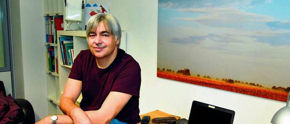 Salah Naoura besitzt kein Handy und schreibt immer an dem Schreibtisch, der gerade frei ist. Das Bild an der Wand fotografierte Autorin Katja Ludwig im Oderbruch.