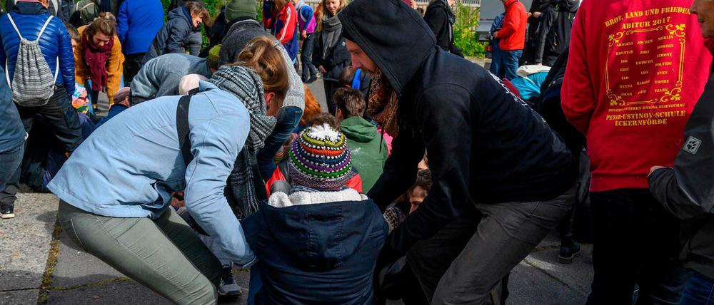 Sitzblockaden-Training. Aktivisten von Extinction Rebellion bereiten sich mit Übungen auf ihre Aktionswoche vor.