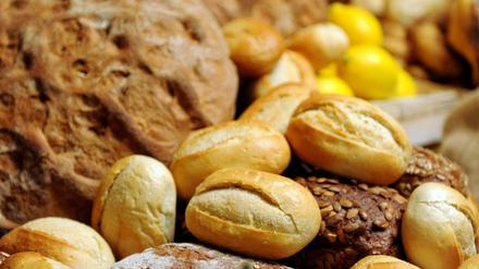 Brot und Brötchen liegen in Berlin auf einem Tisch.