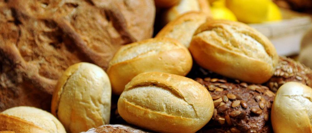 Brot und Brötchen liegen in Berlin auf einem Tisch.