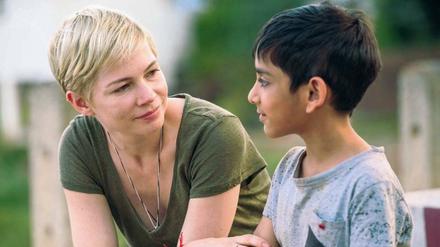 Isabel (Michelle Williams, mit Vir Pachisia) muss nach New York, um eine Großspende für ihr Waisenhaus abzuholen. 