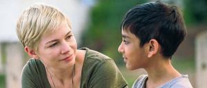 Isabel (Michelle Williams, mit Vir Pachisia) muss nach New York, um eine Großspende für ihr Waisenhaus abzuholen. 