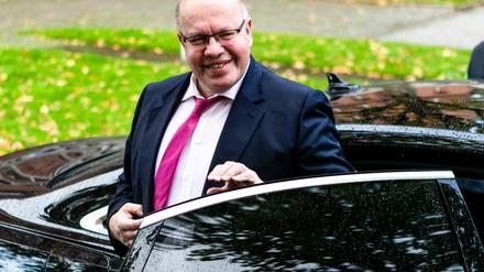 Bundeswirtschaftsminister Peter Altmaier (CDU) steigt aus seinem Dienstwagen.