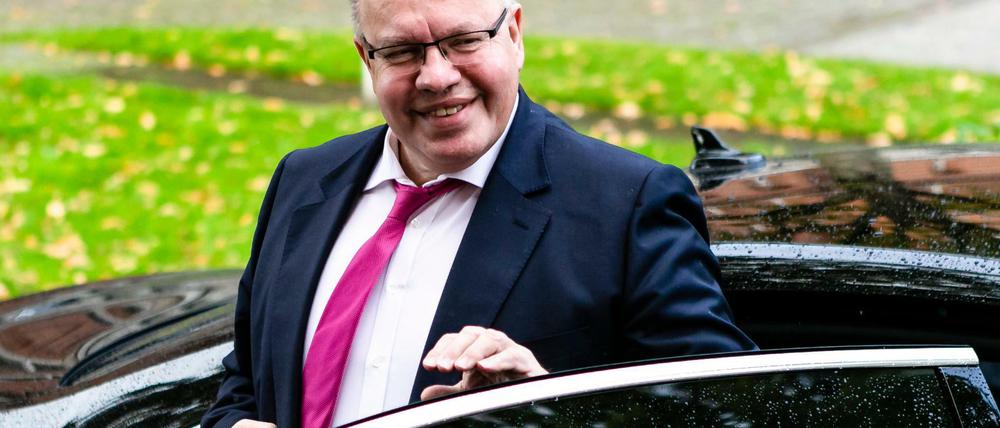 Bundeswirtschaftsminister Peter Altmaier (CDU) steigt aus seinem Dienstwagen.