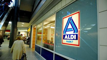 der Aldi - Supermarkt gegenüber vom Supermarkt Kaiser`s im Kellergeschoss der Potsdamer Platz - Arkaden Berlin Tiergarten 