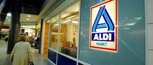 der Aldi - Supermarkt gegenüber vom Supermarkt Kaiser`s im Kellergeschoss der Potsdamer Platz - Arkaden Berlin Tiergarten 