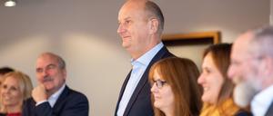 Dietmar Woidke (M, SPD), Ministerpräsident von Brandenburg, und weitere Mitglieder des Verhandlungsteams.