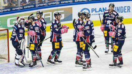 Inzwischen schon Routine. Die Eisbären klatschen nach einem Sieg ihren Torwart Sebastian Dahm ab.