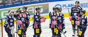 Inzwischen schon Routine. Die Eisbären klatschen nach einem Sieg ihren Torwart Sebastian Dahm ab.