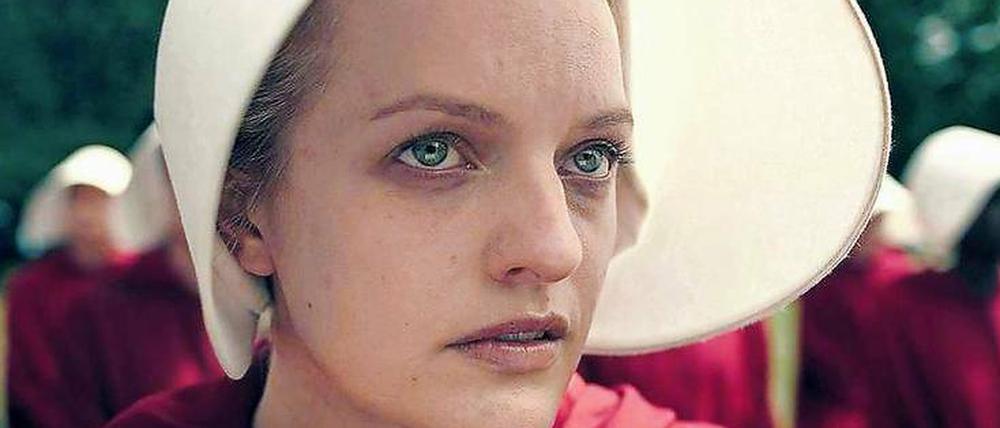 In sexueller Knechtschaft. Ein Horrorszenario über ein fernes frauenfeindliches USA der Zukunft. Desfred (Elisabeth Moss) wagt den Ausbruch. 