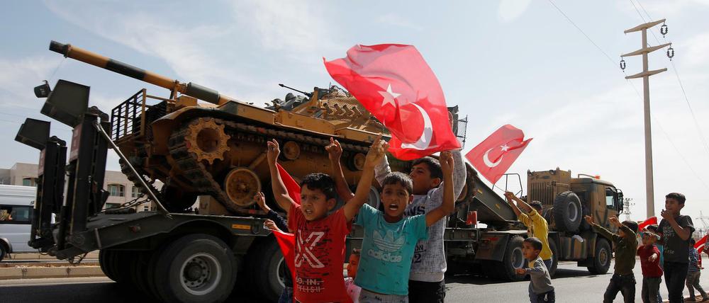 Junge Türken jubeln bei der Vorbeifahrt eine Militärkonvois auf dem Weg nach Syrien.