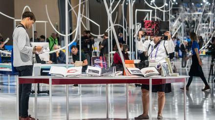 Besucher im Ehrengast-Pavillon bei der Frankfurter Buchmesse.
