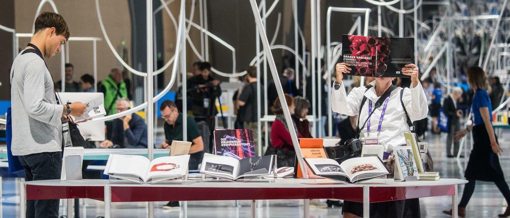 Besucher im Ehrengast-Pavillon bei der Frankfurter Buchmesse.