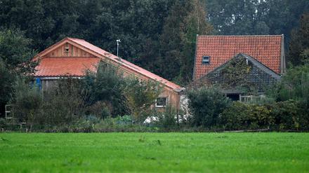 Der Hof liegt versteckt hinter Bäumen und etwa 200 Meter vom Rande des Dorfes entfernt.