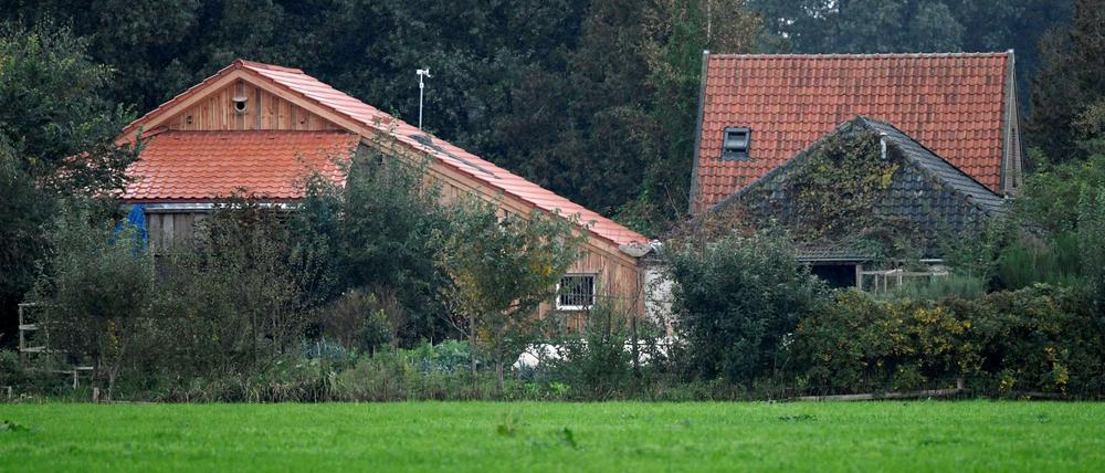 Der Hof liegt versteckt hinter Bäumen und etwa 200 Meter vom Rande des Dorfes entfernt.