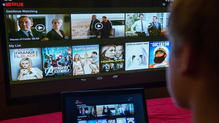 Menschen, die auf Tablets starren - sind gar nicht so klimafreundlich. Der weltweite Netflix-Konsum verbraucht viel Energie.