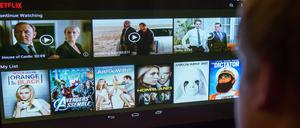 Menschen, die auf Tablets starren - sind gar nicht so klimafreundlich. Der weltweite Netflix-Konsum verbraucht viel Energie.