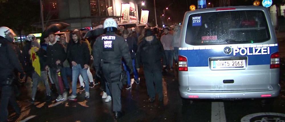 Kurden demonstrieren am Mittwoch in Bottrop gegen den türkischen Einmarsch in Syrien.